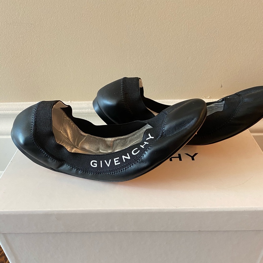 Givenchy Elasticated Leather Ballerina flat